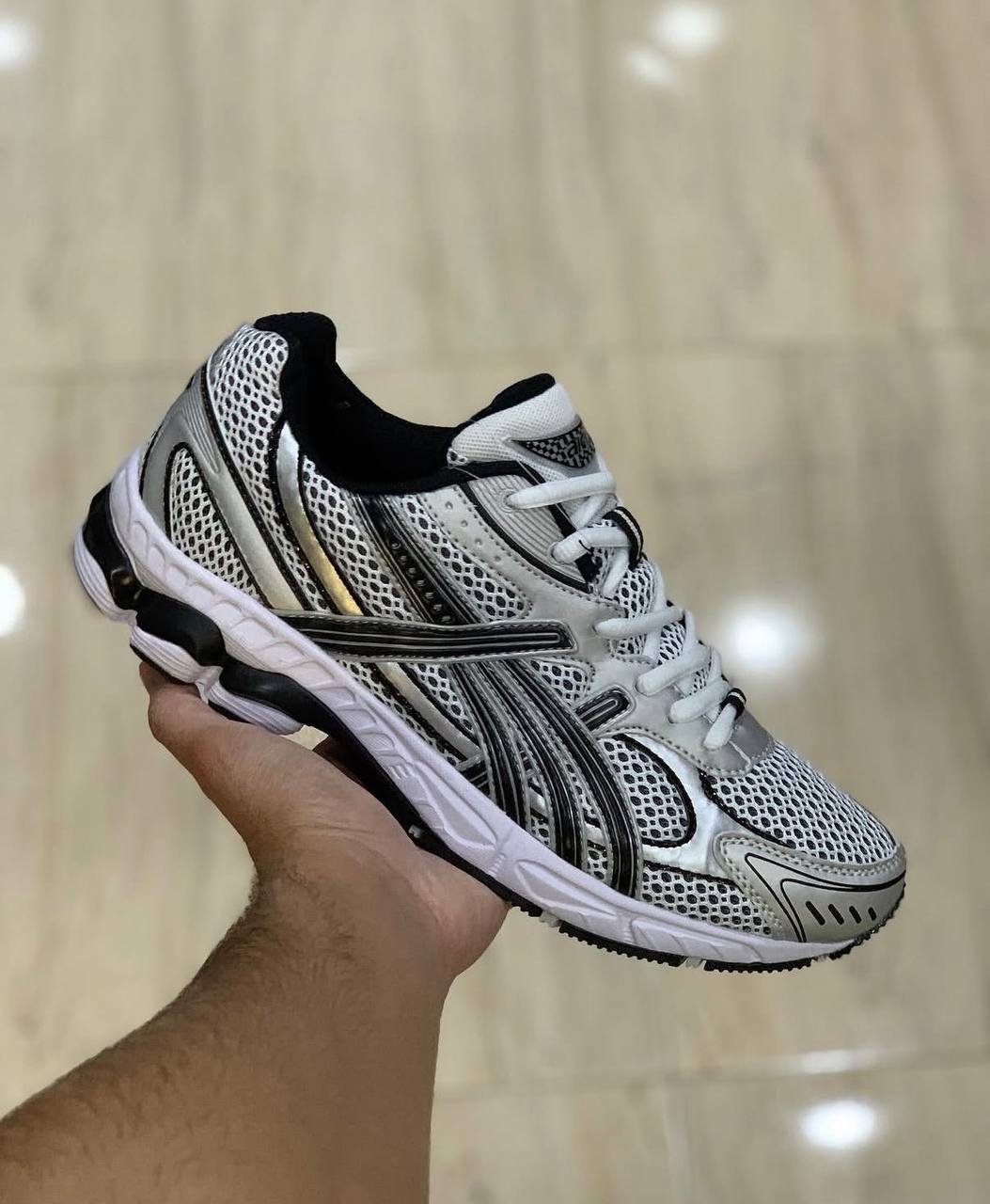 کفش ورزشی آسیکس (ASICS)